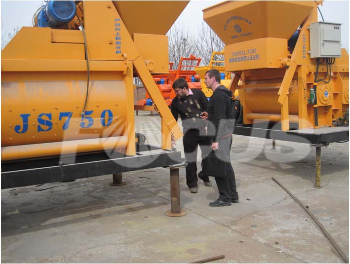 Clientes Rusos Están Inspeccionando Nuestras Mezcladoras De Concreto